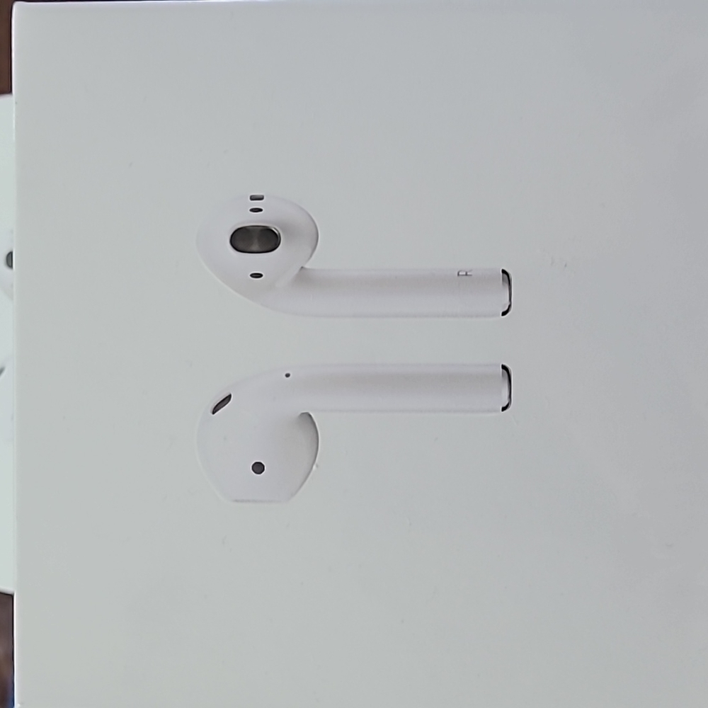 AirPods with wireless charging case